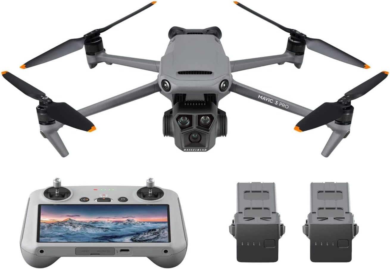 Il drone DJI Mavic 3 Pro con le sue tre fotocamere visibili, in volo sopra un paesaggio.