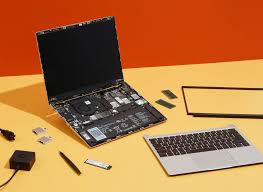 Framework Laptop 17 aperto, con i componenti principali (scheda madre, batteria, ventole) esposti in modalit� esplosa