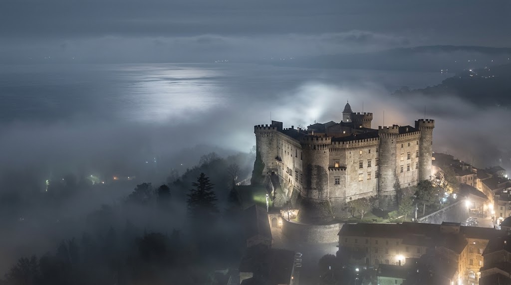 La maestosa sagoma del castello di Bracciano affacciata sul lago vulcanico