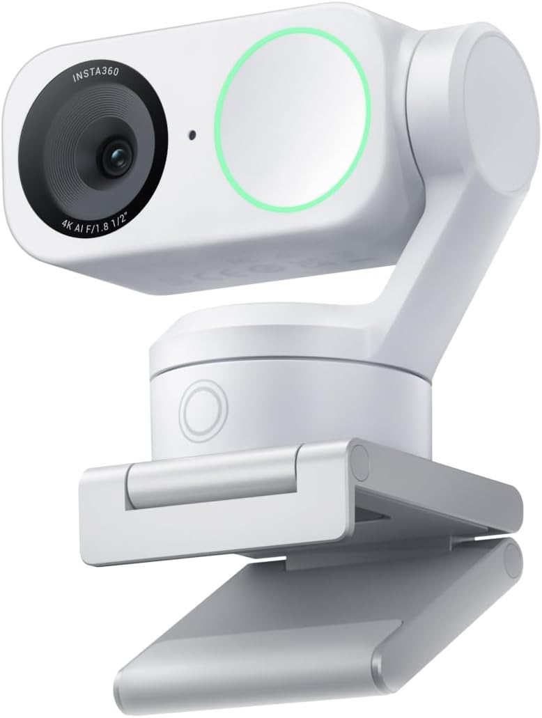 La webcam Insta360 Link 2 montata su un monitor, con il gimbal a 2 assi che segue il soggetto