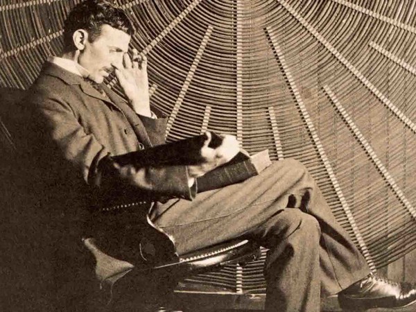Ritratto di Nikola Tesla e la sua Bobina di Tesla