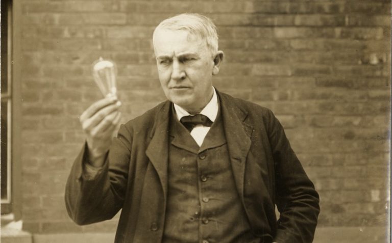 Ritratto di Thomas Edison e la sua lampadina a incandescenza