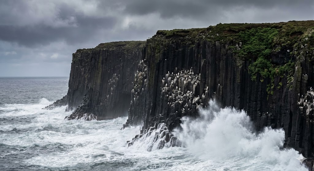 Le scogliere verticali dell'isola Inaccessible che si innalzano dall'oceano Atlantico in un paesaggio di isolamento primordiale