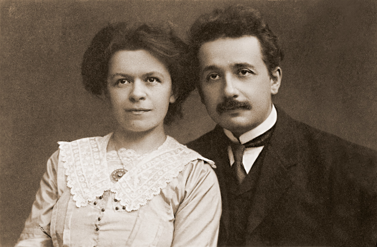 Mileva Marić ed Albert Einstein giovani studenti al Politecnico di Zurigo negli anni 1900 mentre studiano insieme formule fisiche su fogli sparsi