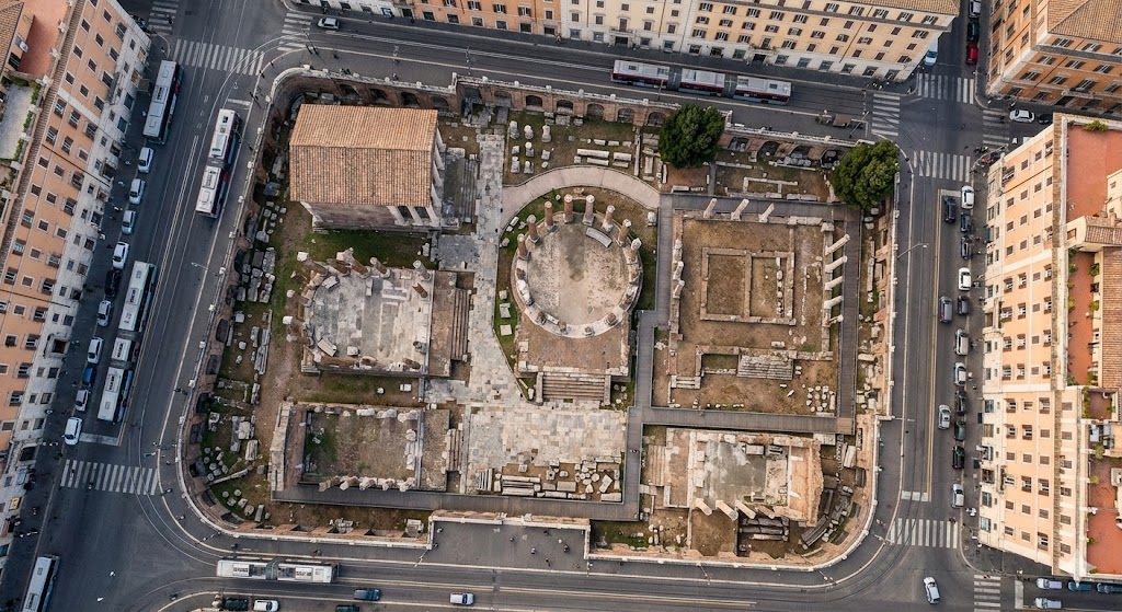 Vista dall'alto dell'Area Sacra di Largo Argentina con i resti dei quattro templi repubblicani e le colonne della Curia di Pompeo dove mor� Cesare