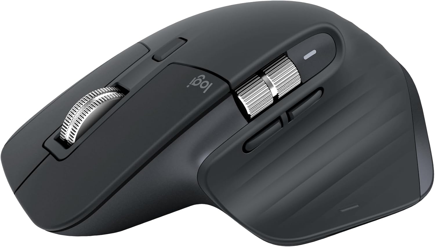 Il mouse Logitech MX Master 3S di colore grigio grafite posizionato su una scrivania di legno ordinata, accanto a una tastiera MX Keys