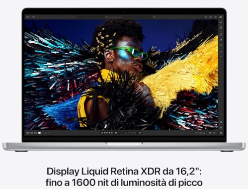 Il nuovo MacBook Pro M4 da 16 pollici aperto su una scrivania, con lo schermo che mostra un rendering 3D complesso