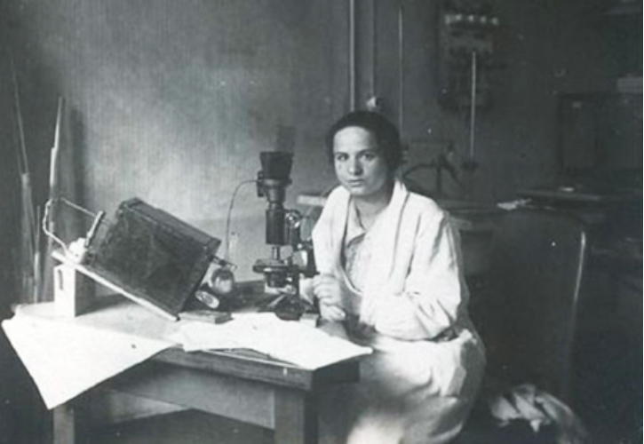 Marietta Blau nel suo laboratorio di Vienna negli anni '30 esamina al microscopio lastre fotografiche con tracce di particelle cosmiche