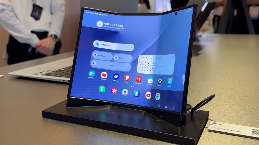 Il nuovo Samsung Galaxy Z Trifold aperto sulla scrivania mostra tre schermi uniti