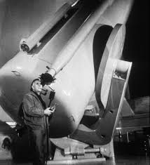 Ritratto di Edwin Hubble che osserva al telescopio Hooker