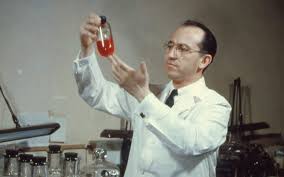 Il Dr. Jonas Salk mentre somministra il suo vaccino anti-polio