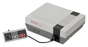 Il Nintendo Entertainment System (NES) in primo piano, con un controller iconico e una cartuccia di Super Mario Bros. inserita. Lo sfondo evoca un'atmosfera retr anni '80, con pixel art che richiamano Zelda e Metroid, simboleggiando la rinascita dell'industria videoludica.