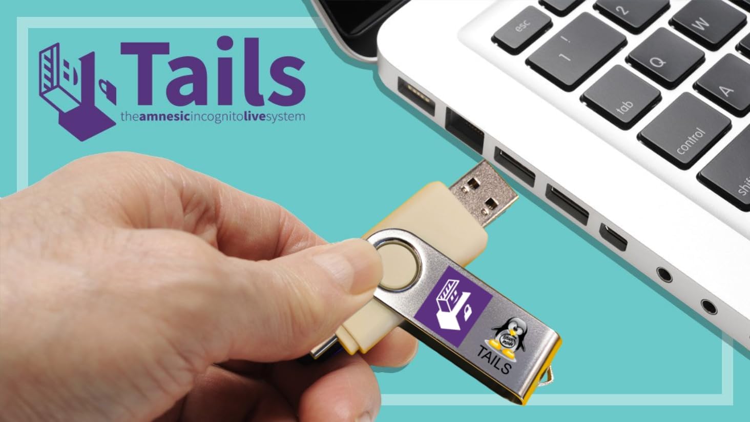 Una chiavetta USB inserita in un laptop che mostra la schermata di avvio del sistema operativo live Tails